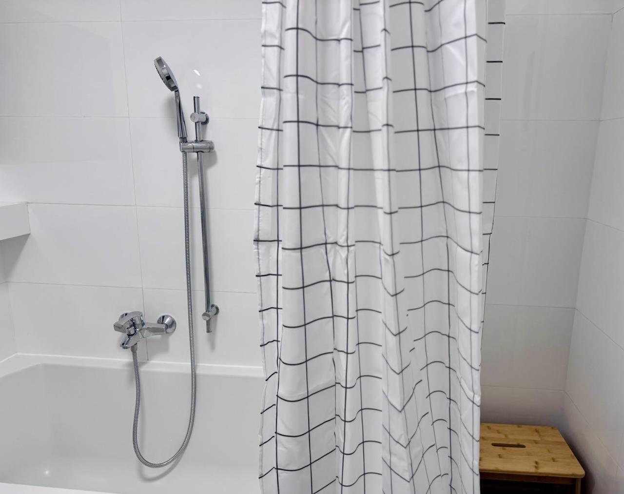 קרקוב C- Home4U - Apartment With A City View Close To Aquapark, Parking In Secured Area מראה חיצוני תמונה