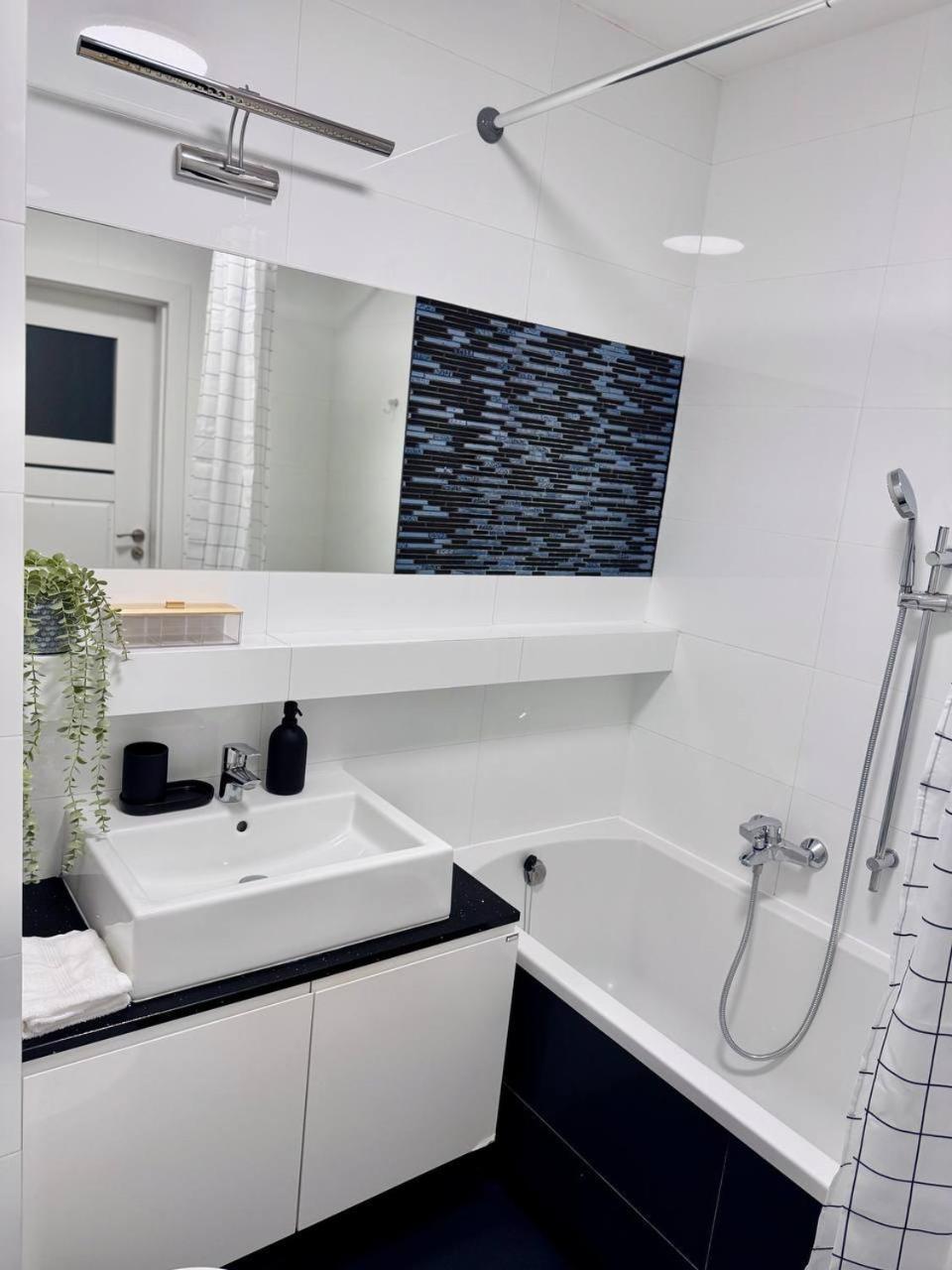 קרקוב C- Home4U - Apartment With A City View Close To Aquapark, Parking In Secured Area מראה חיצוני תמונה