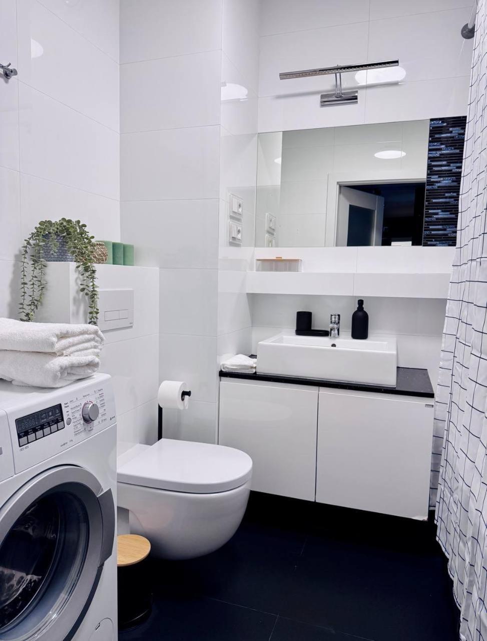 קרקוב C- Home4U - Apartment With A City View Close To Aquapark, Parking In Secured Area מראה חיצוני תמונה