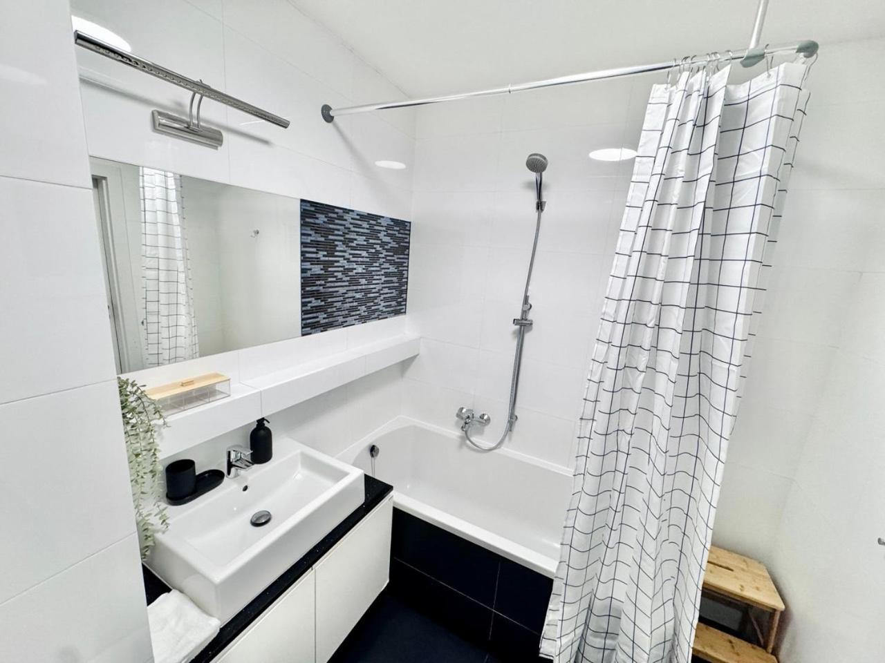 קרקוב C- Home4U - Apartment With A City View Close To Aquapark, Parking In Secured Area מראה חיצוני תמונה